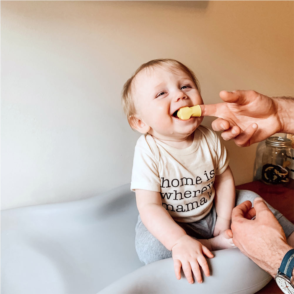 Frida Baby SmileFrida Finger Toothbrush Dear Born Baby