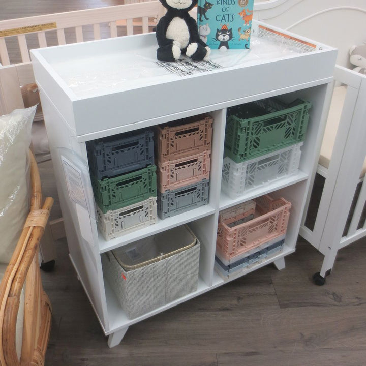 DaVinci Otto Convertible Changing Table and Cubby Bookcase - White (89854) (Floor Model)